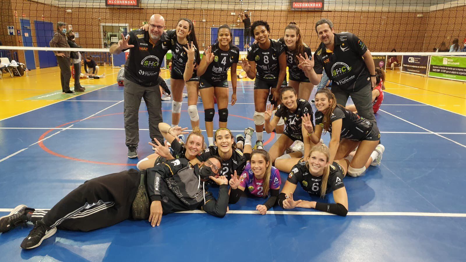 Las jugadoras y técnicos del Cajasol Voley celebran el triunfo en Alcobendas.