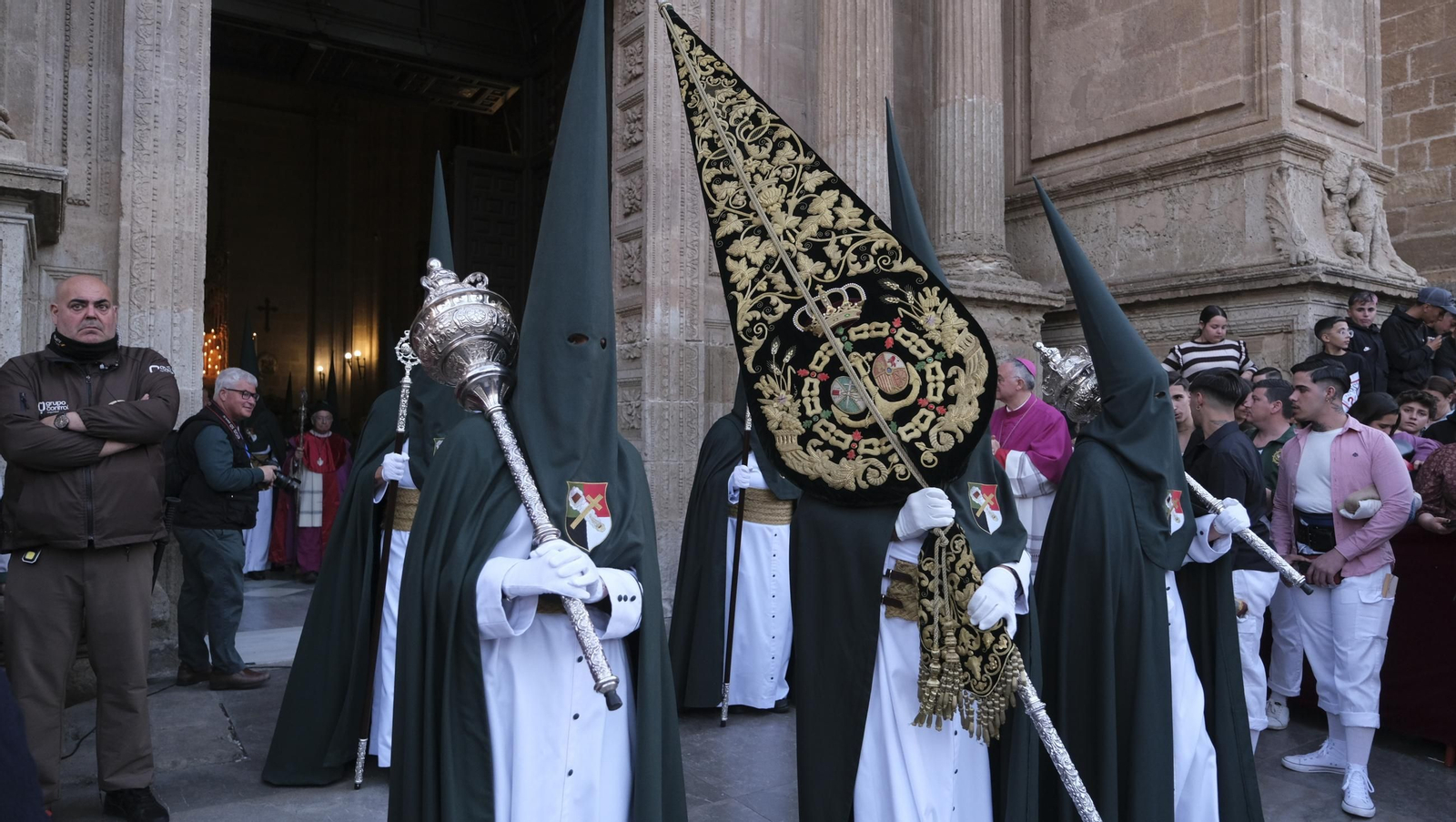 Estudiantes en la Semana Santa de Almería 2025