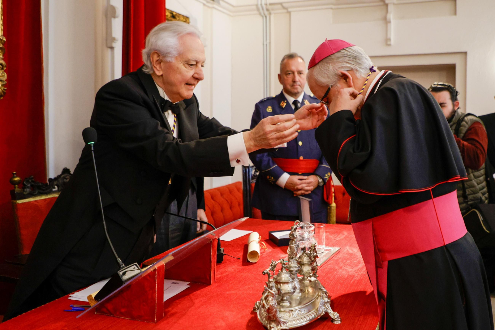 Las imágenes del ingreso como académico de Erudición en la academia de Medicina del arzobispo José Ángel Saiz Meneses