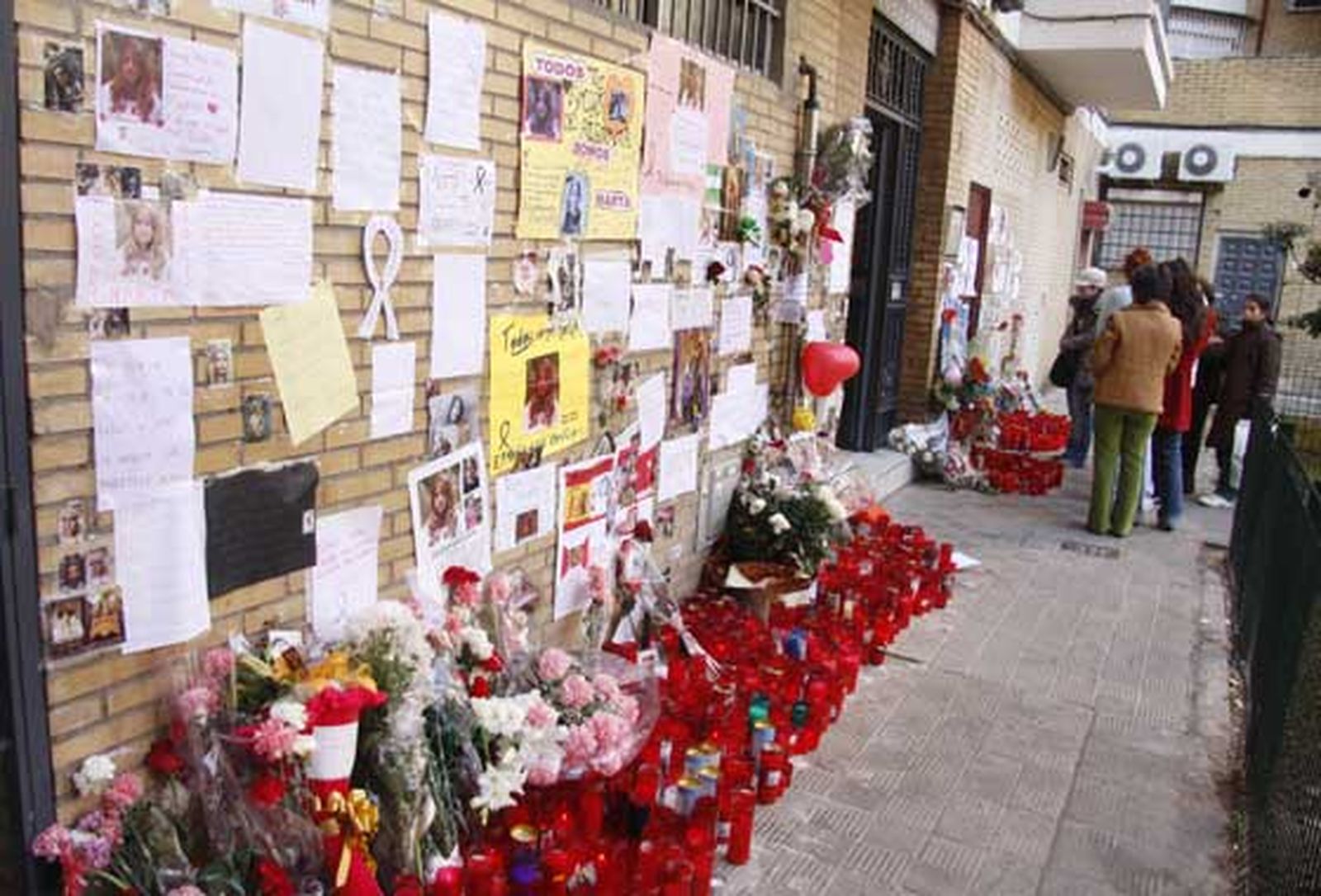 Velas, flores y dedicatorias en el portal donde vivía Marta del Castillo.  Foto: Victoria Hidalgo