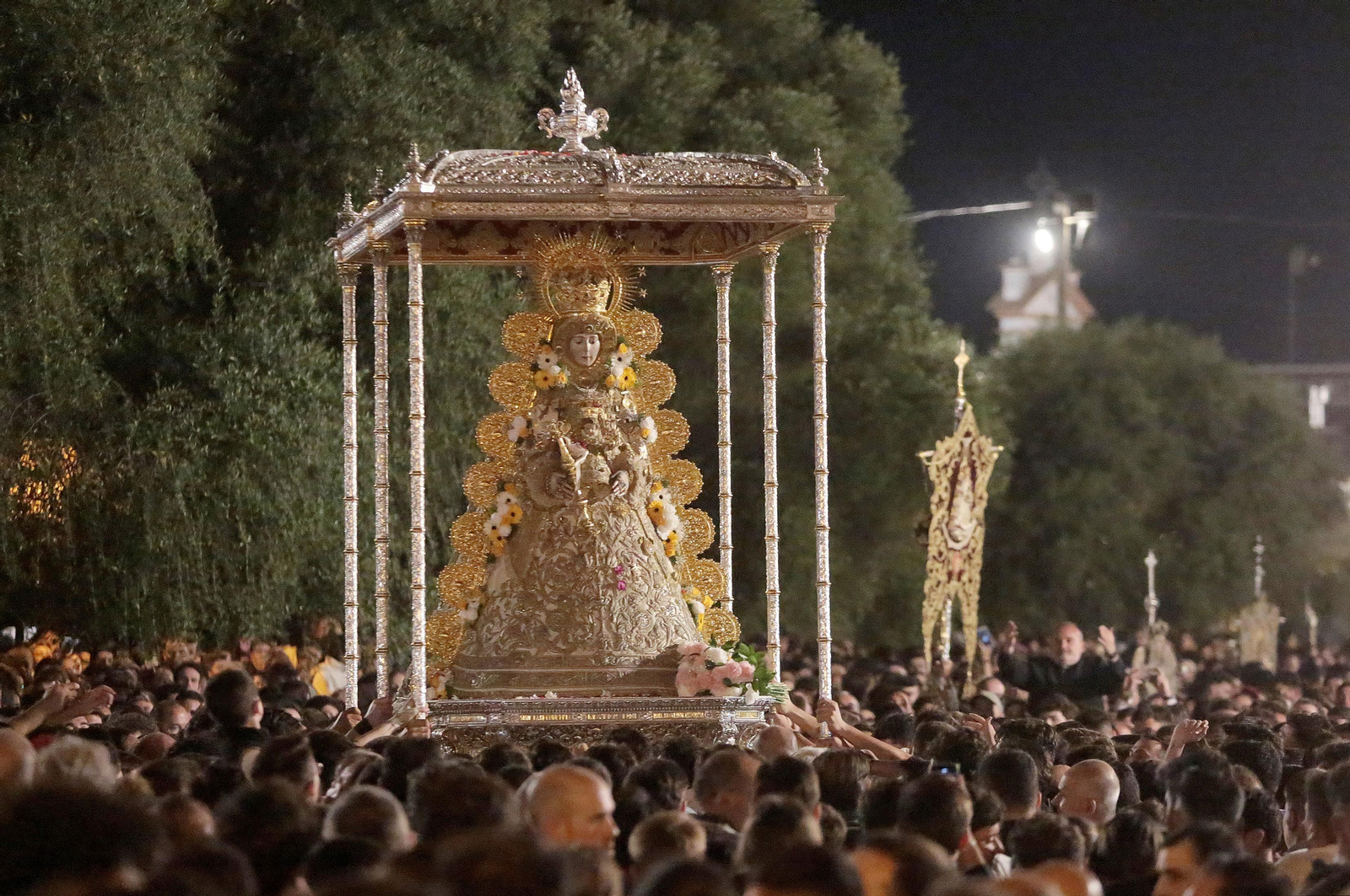 El Rocío 2023: Salto a la reja y procesión de la Virgen del Rocío en imágenes