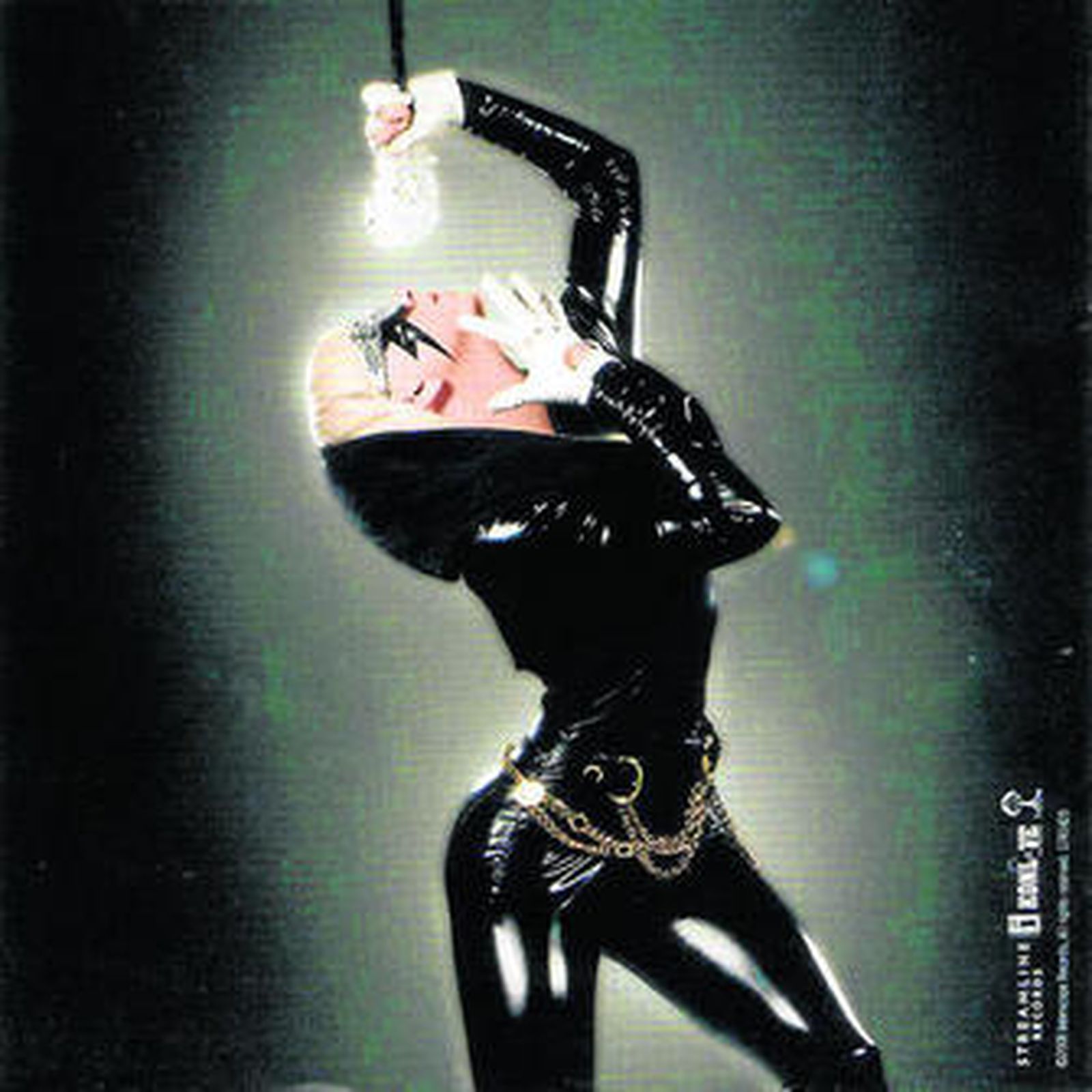 1. Lady Gaga es no sólo la reina actual de los escenarios, sino también en Spotify. Sus dos últimos discos aparecen entre los diez           más escuchados en España a través de la red y canciones como Bad romance, Telephone o Alejandro, entre las favoritas del público.                2. El rapero Eminem también se cuela entre los primeros puestos  de la lista, ya que su canción            Love the way you lie fue la más escuchada on line en 2010.                     3. Los estadounidenses Black Eyed Peas. 4. El dúo madrileño Pereza consolida su puesto en la música española y es uno de los favoritos del público. 5. David Guetta,                    el nuevo rey de las pistas de baile        y un príncipe en Spotify.