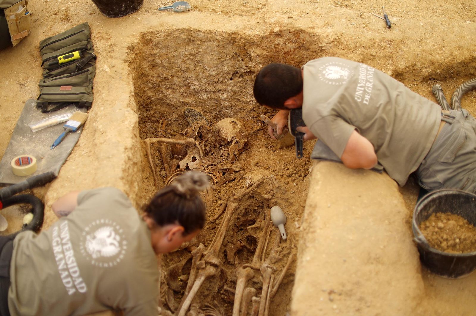 Imágenes de la visita a los trabajos de exhumación en las fosas comunes del Cementerio de La Soledad