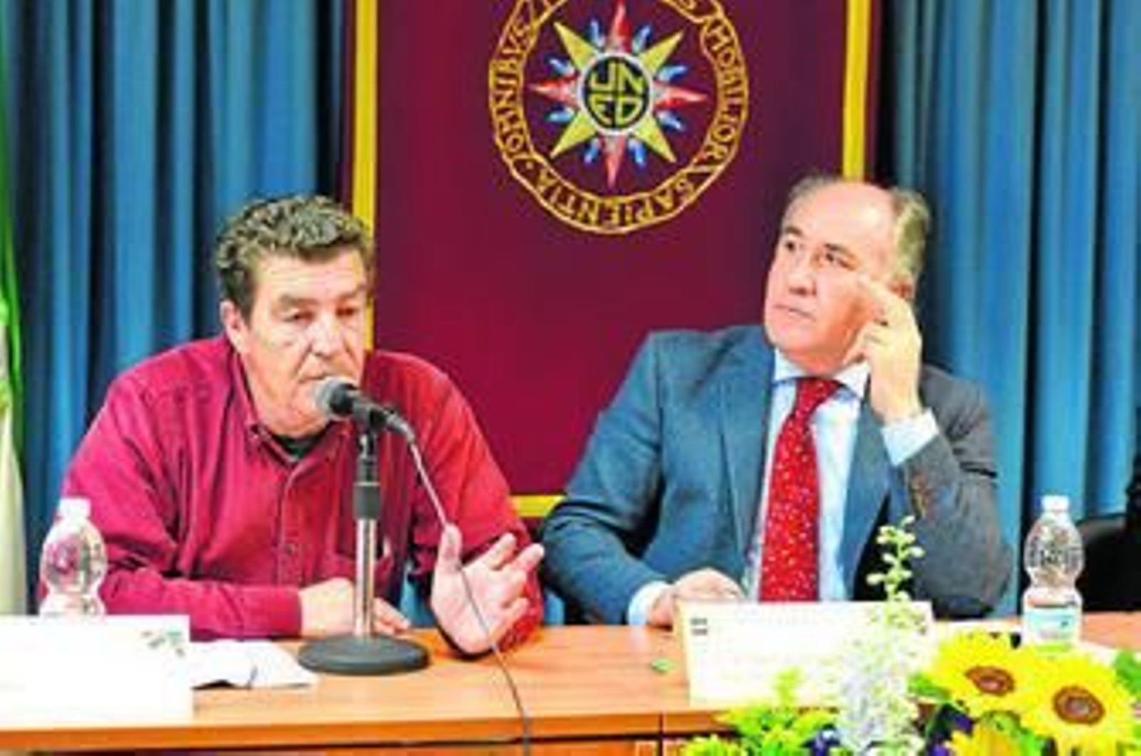 Imagen del juez de Granada, durante su conferencia, observado por el alcalde de Algeciras.