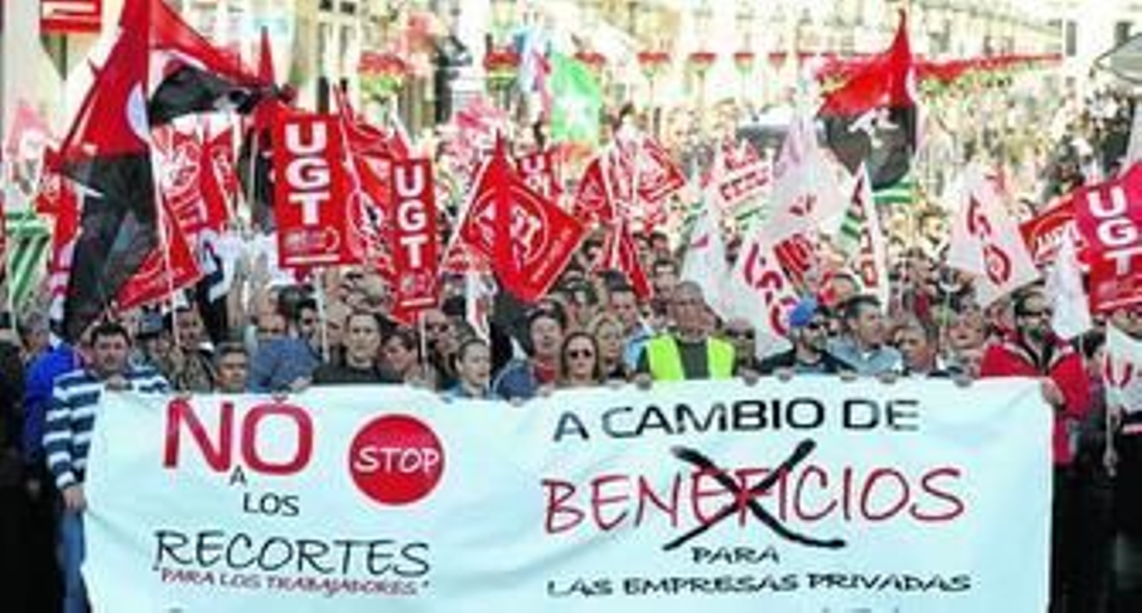Cabecera de la manifestación celebrada ayer por los trabajadores de Limasa.
