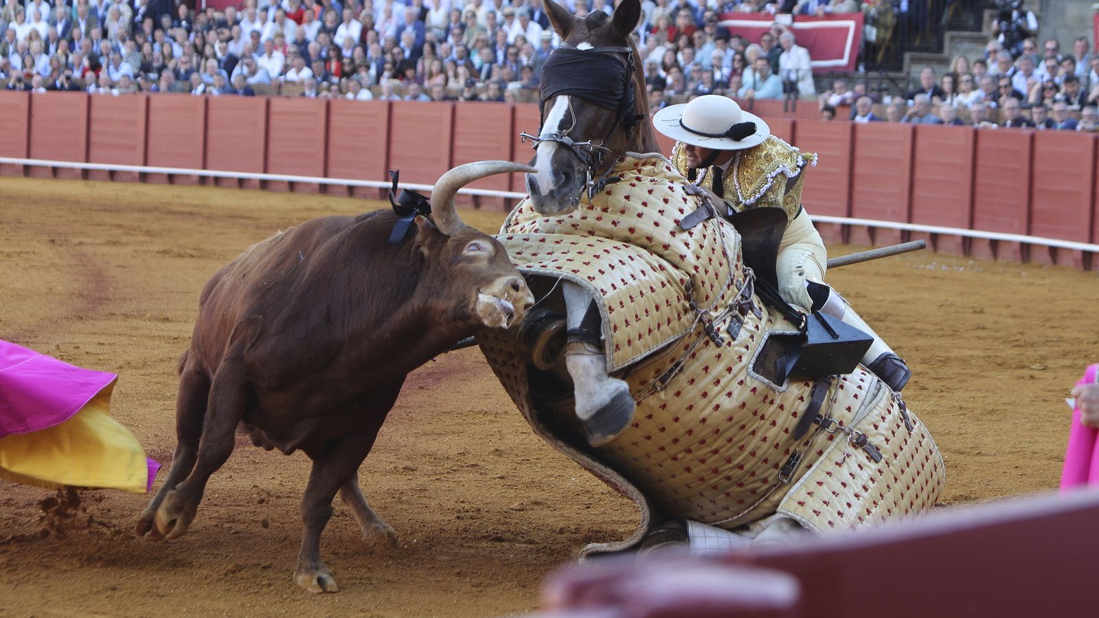 ‘Pendenciero’, segundo toro de la tarde, derriba al caballo de Paco María.