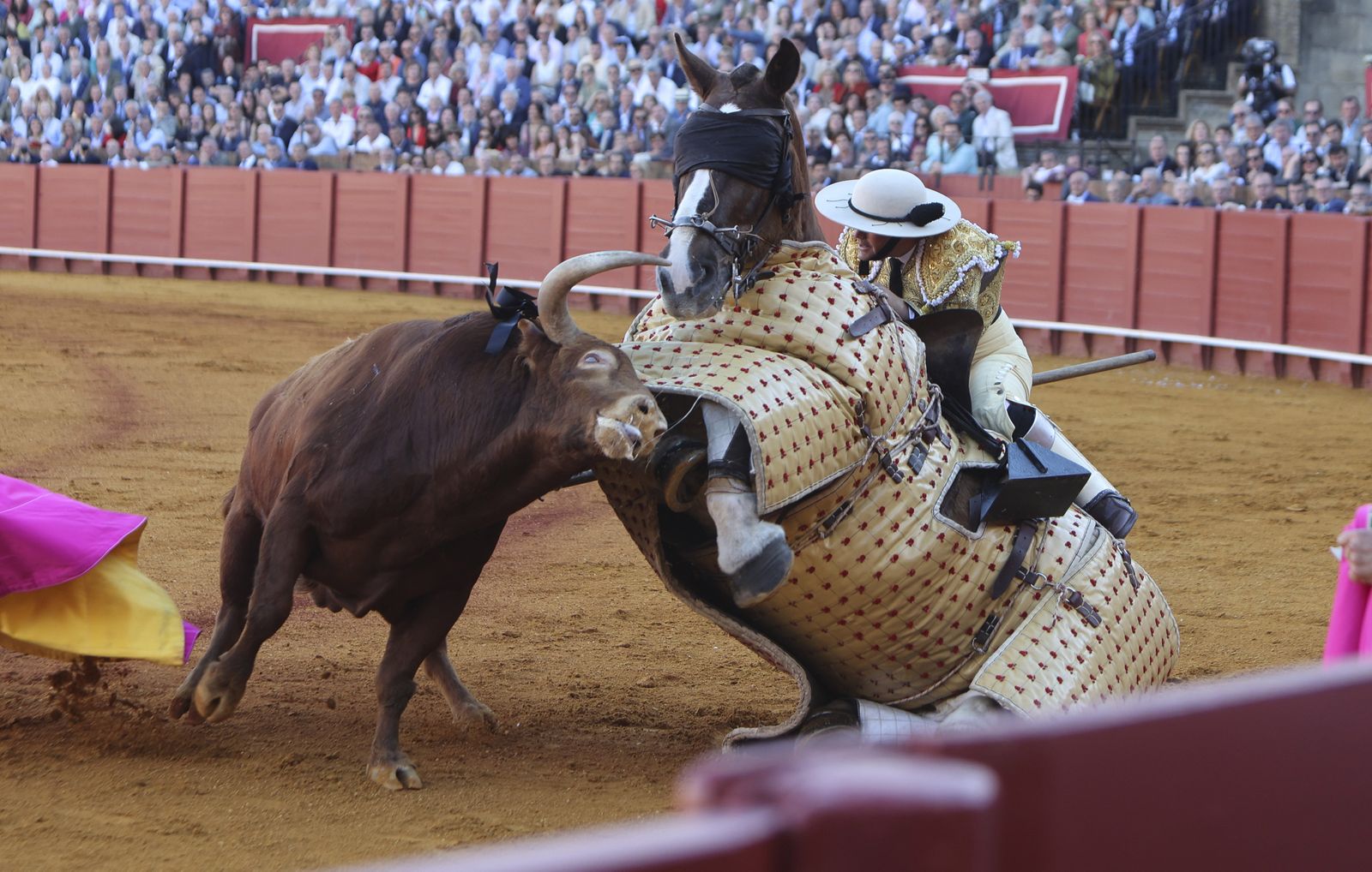 Uno de los toros de Juan Pedro Domecq con la divisa negra.