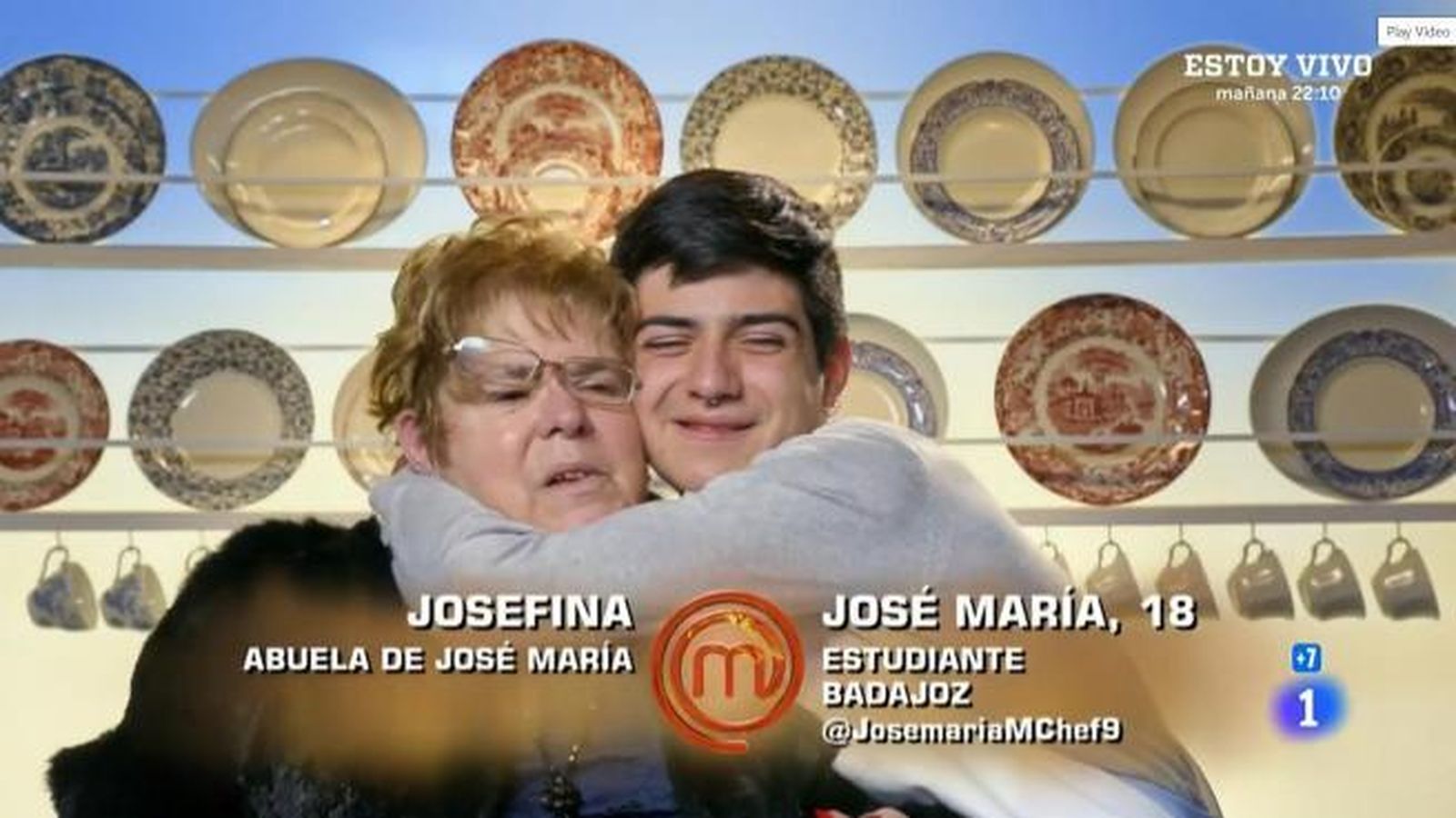 Josefina, abuela de José María, abrazada por el nieto en el programa