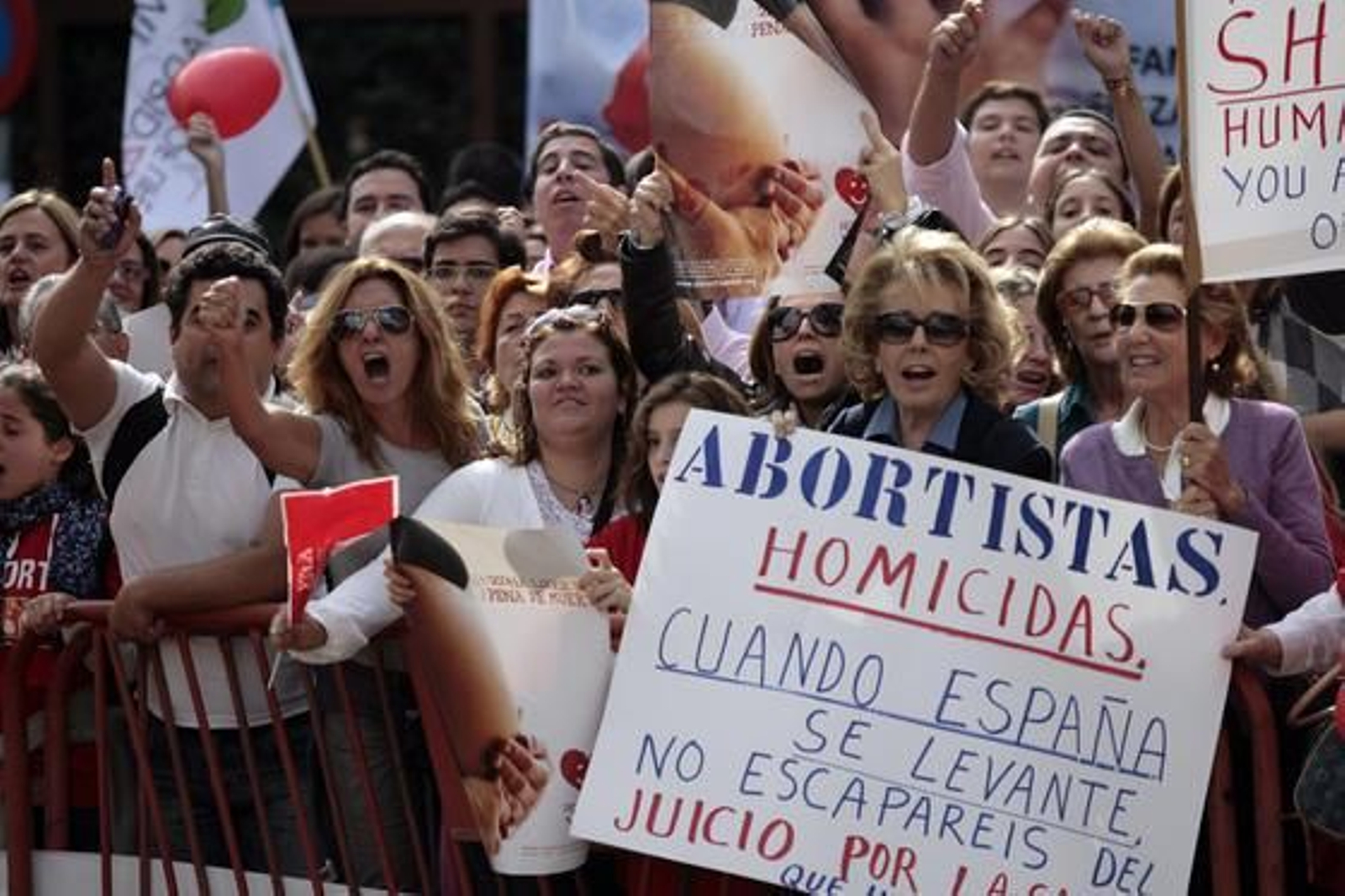 Miles de personas se reúnen para protestar contra el aborto frente al congreso de profesionales del aborto. / Juan Carlos Muñoz