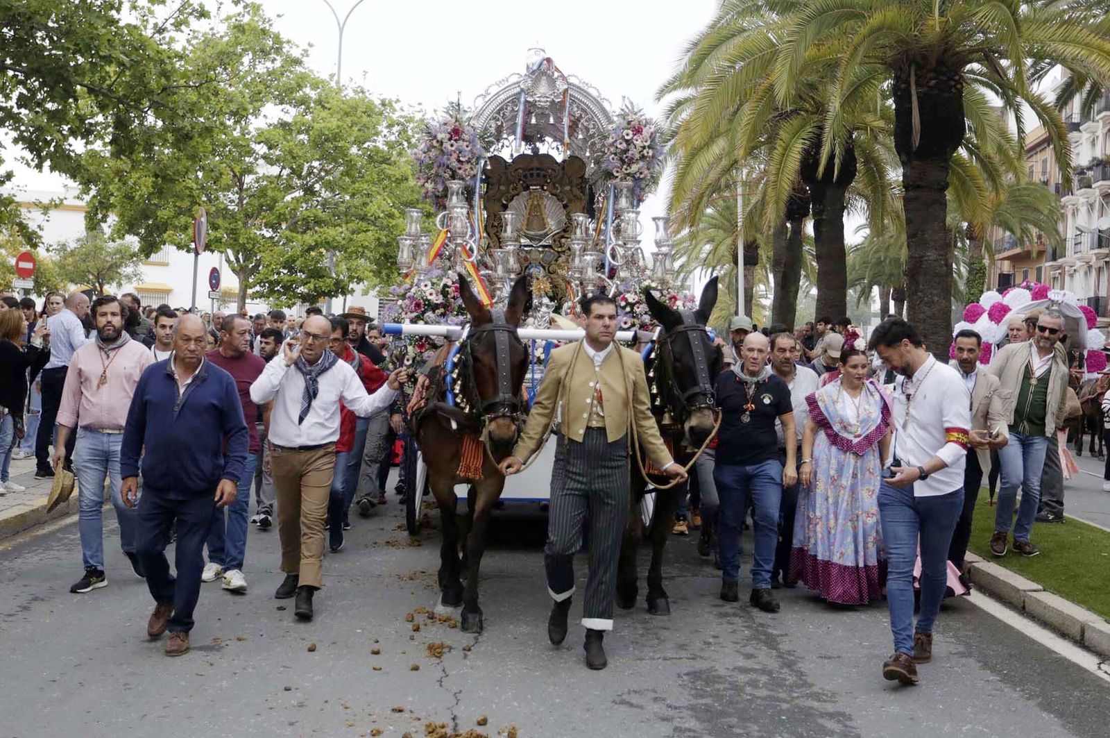 El Rocío 2023: Imágenes de la Hermandad de Emigrantes en su salida de Huelva