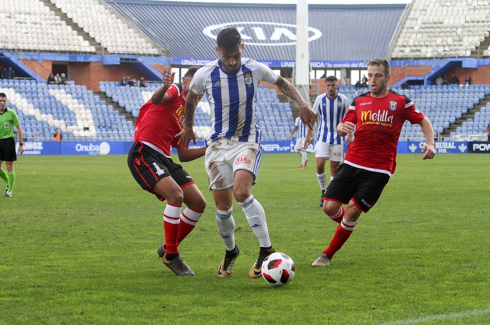 Andrade se marcha de dos jugadores del Melilla.