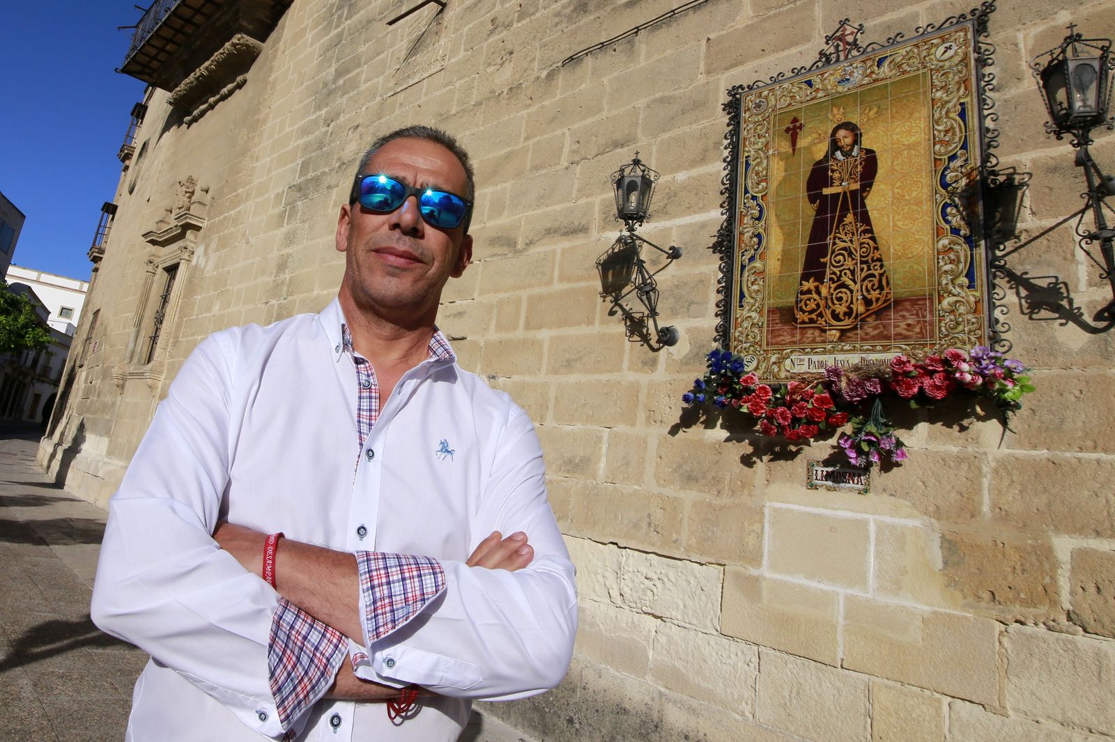 José Lázaro junto al azulejo de Nuestro Padre Jesús del Prendimiento que luce en la fachada de la Iglesia de Santiago.