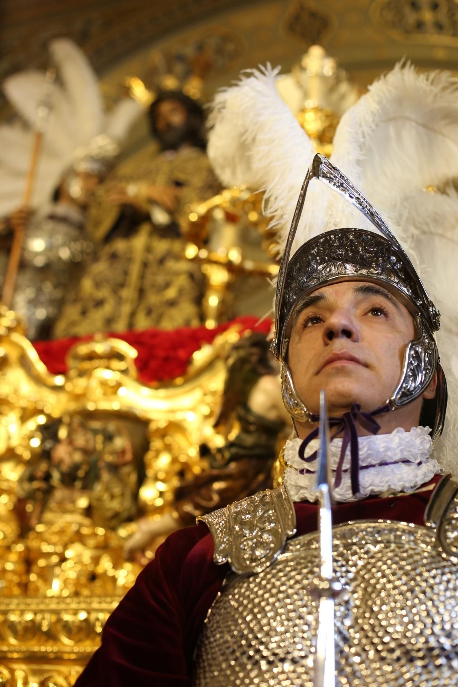 Visita a la basílica de la Macarena en el mañana del Jueves Santo.