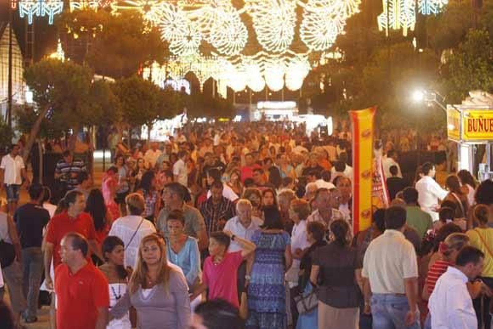 El alumbrado y el izado de las banderas de los países iberoamericanos dio comienzo a la Feria del Carmen y de la Sal

Foto: Rioja-Nuria Reina