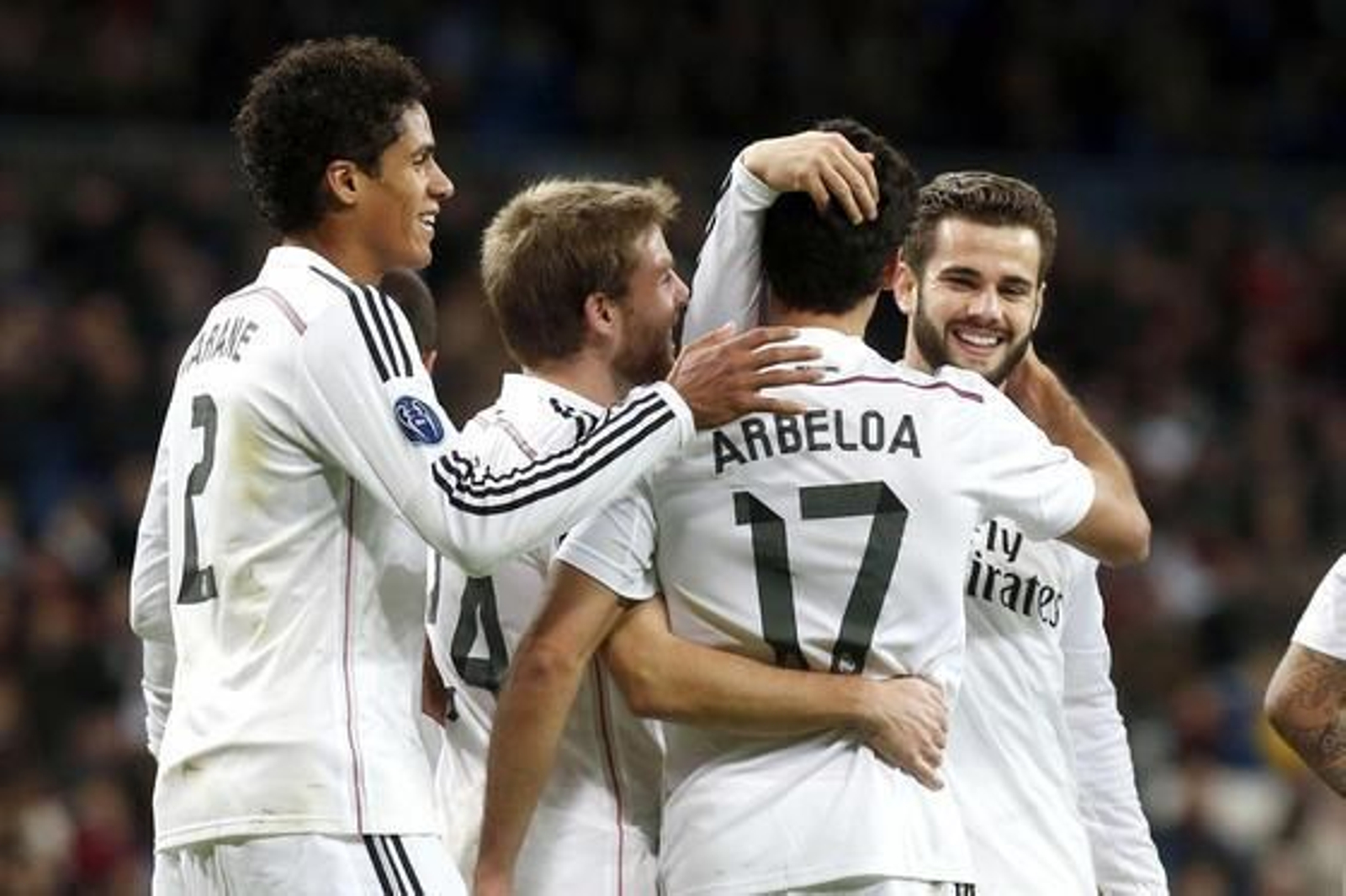 Arbeloa es felicitado por sus compañeros durante un partido con el Real Madrid