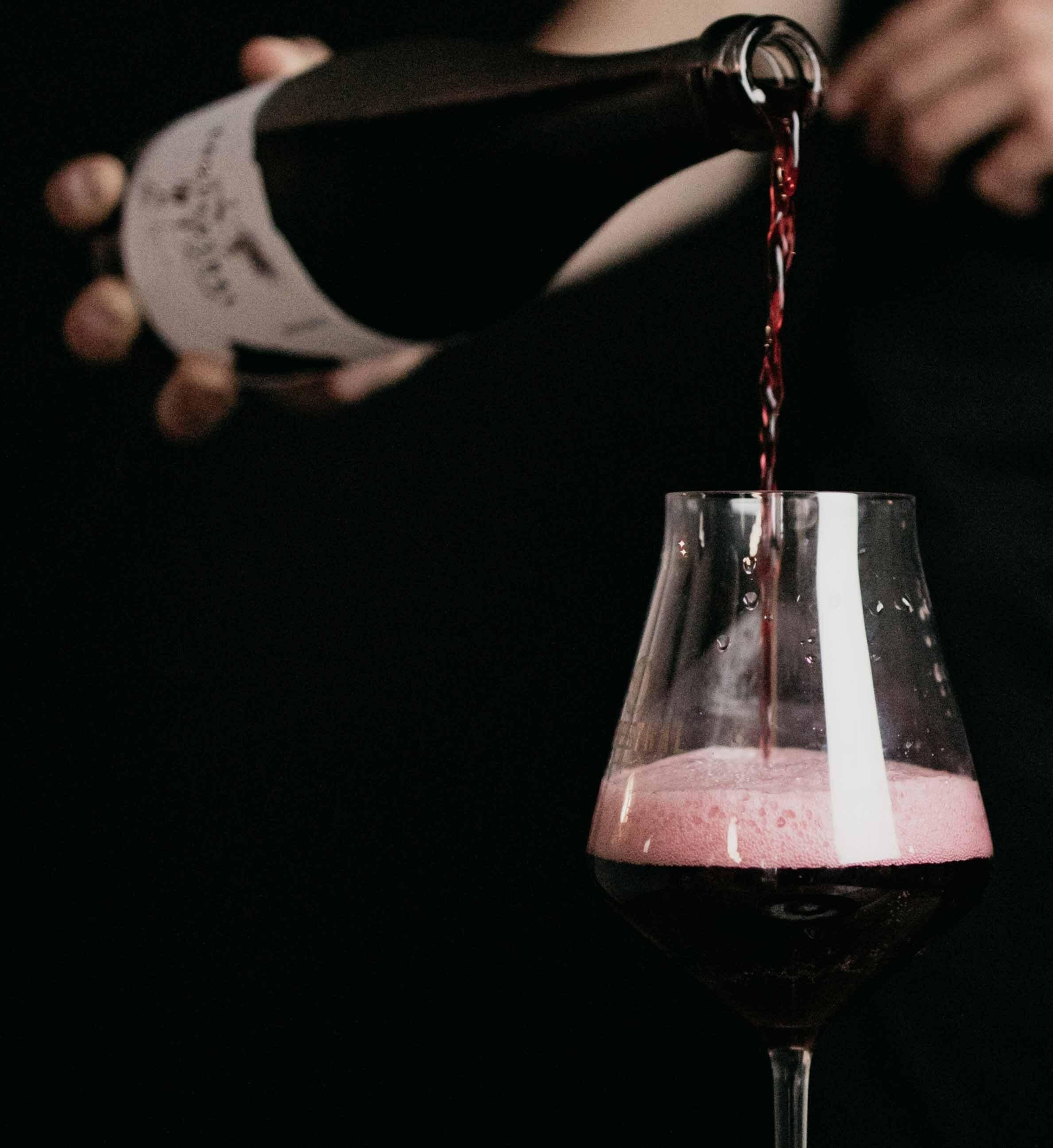 Botella y copa de uno de los vinos naturales de Bodegas Campestral