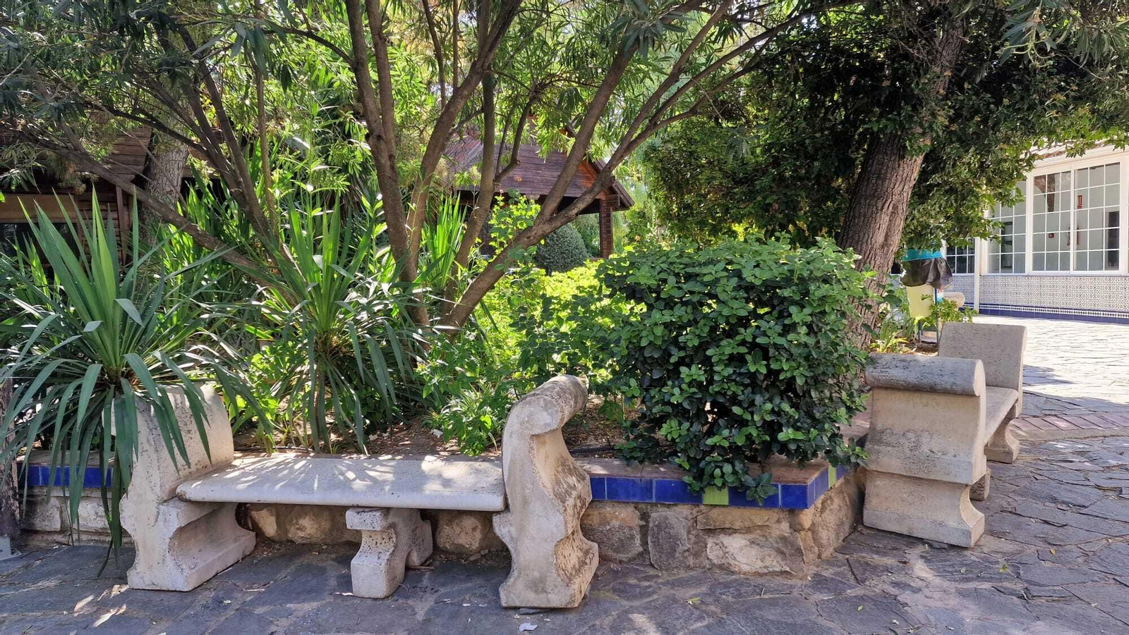 Las zonas exteriores están salpicadas de bancos de piedra que le dan un aire majestuoso al lugar.