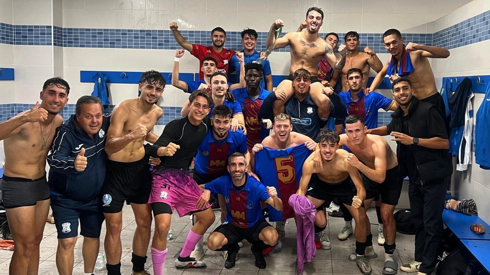 Los jugadores del Jerez Industrial celebran su victoria en Chiclana por 2-3.