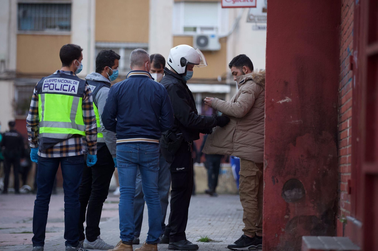 Agentes de la Policía Nacional detienen a una persona en el Polígono Norte, este jueves.