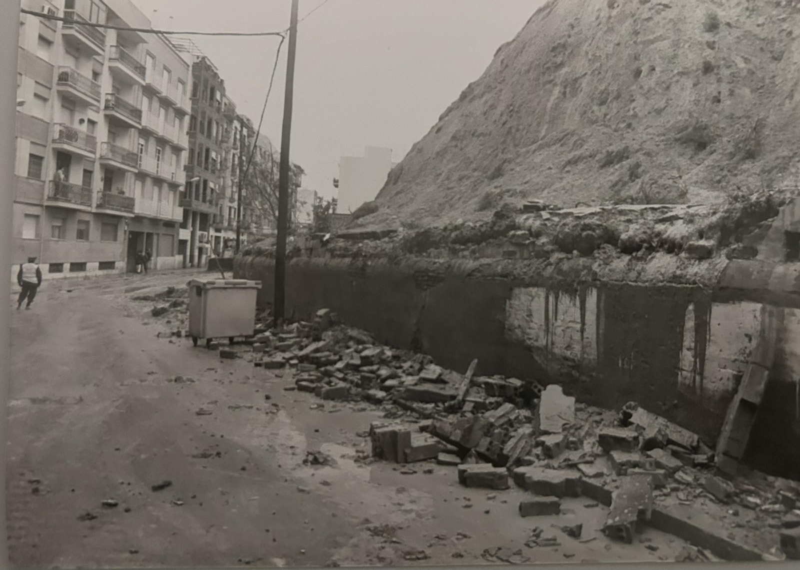 Desprendimiento del cabezo de San Pedro en la calle Aragón por el temporal en Huelva de enero de 1996.