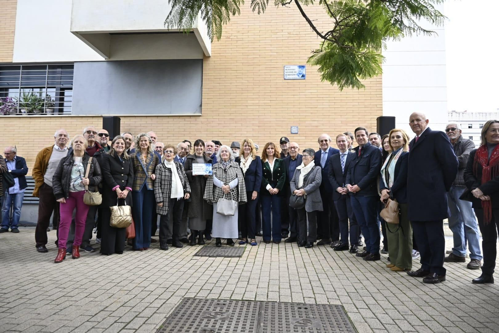 Foto de familia con la rotulación de la calle Alfonso Aramburu Terrades en la barriada de Pescadería, este jueves.