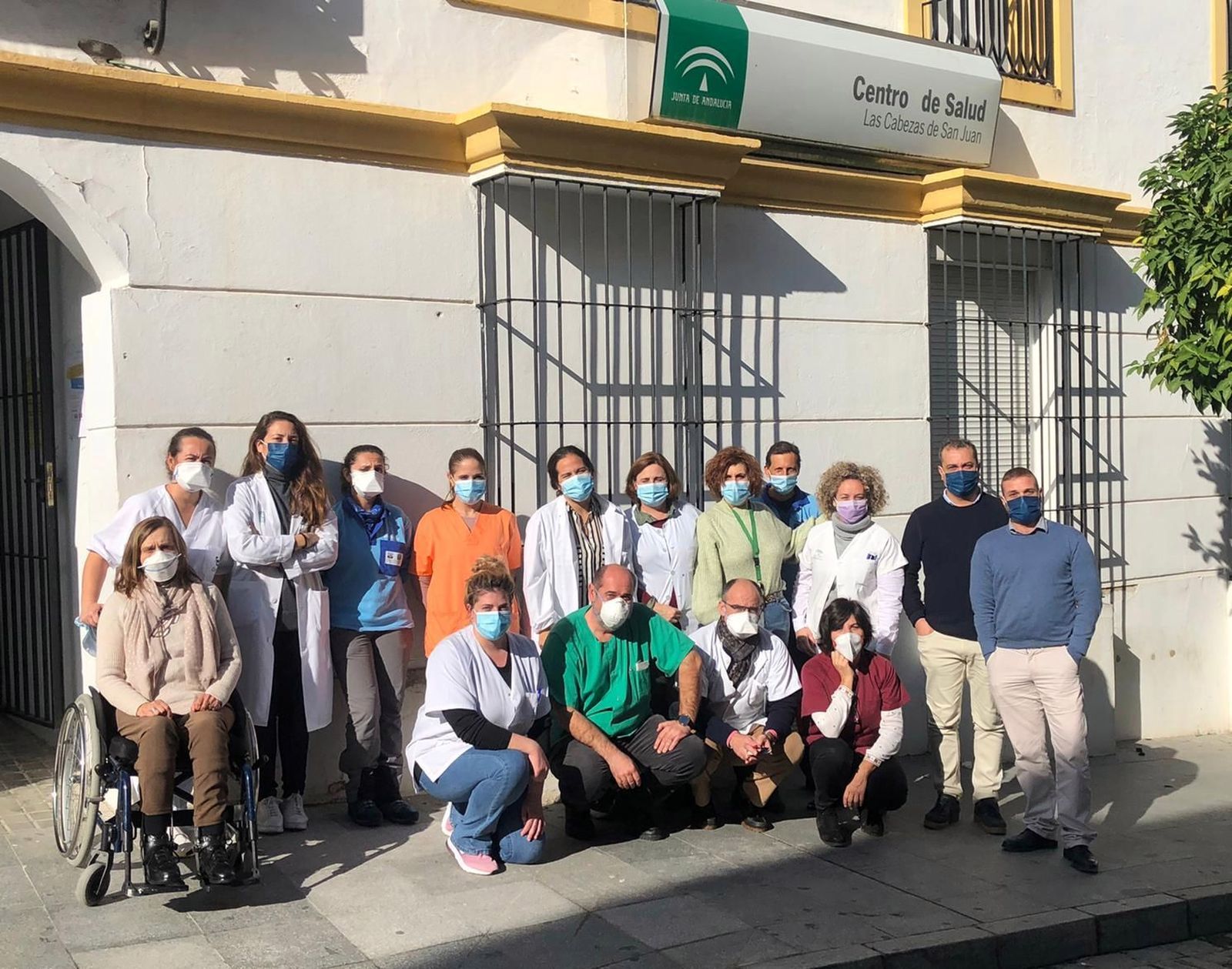 Profesionales del centro de salud de Las Cabezas de San Juan con  su director a la derecha, el doctor Máximo Merino.