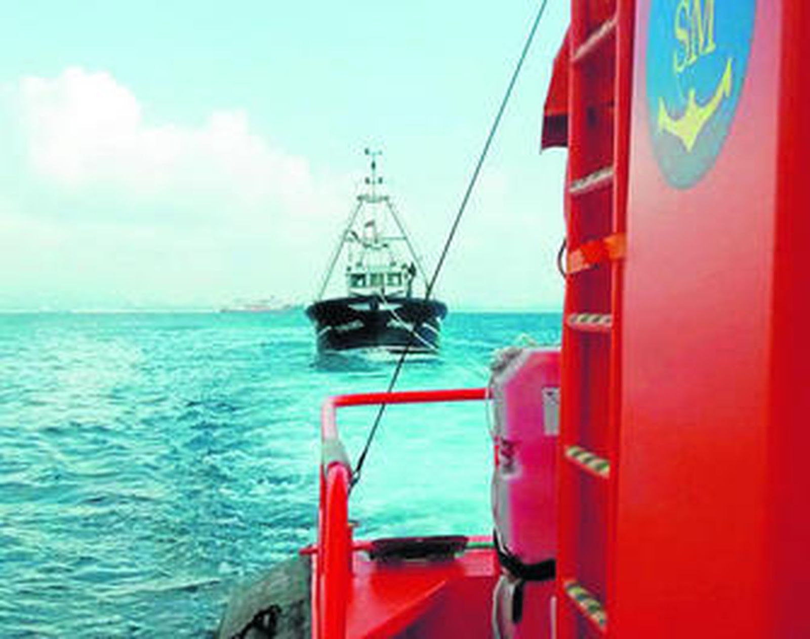 Remolque de los pesqueros por parte de la 'Salvamar Dubhe'.