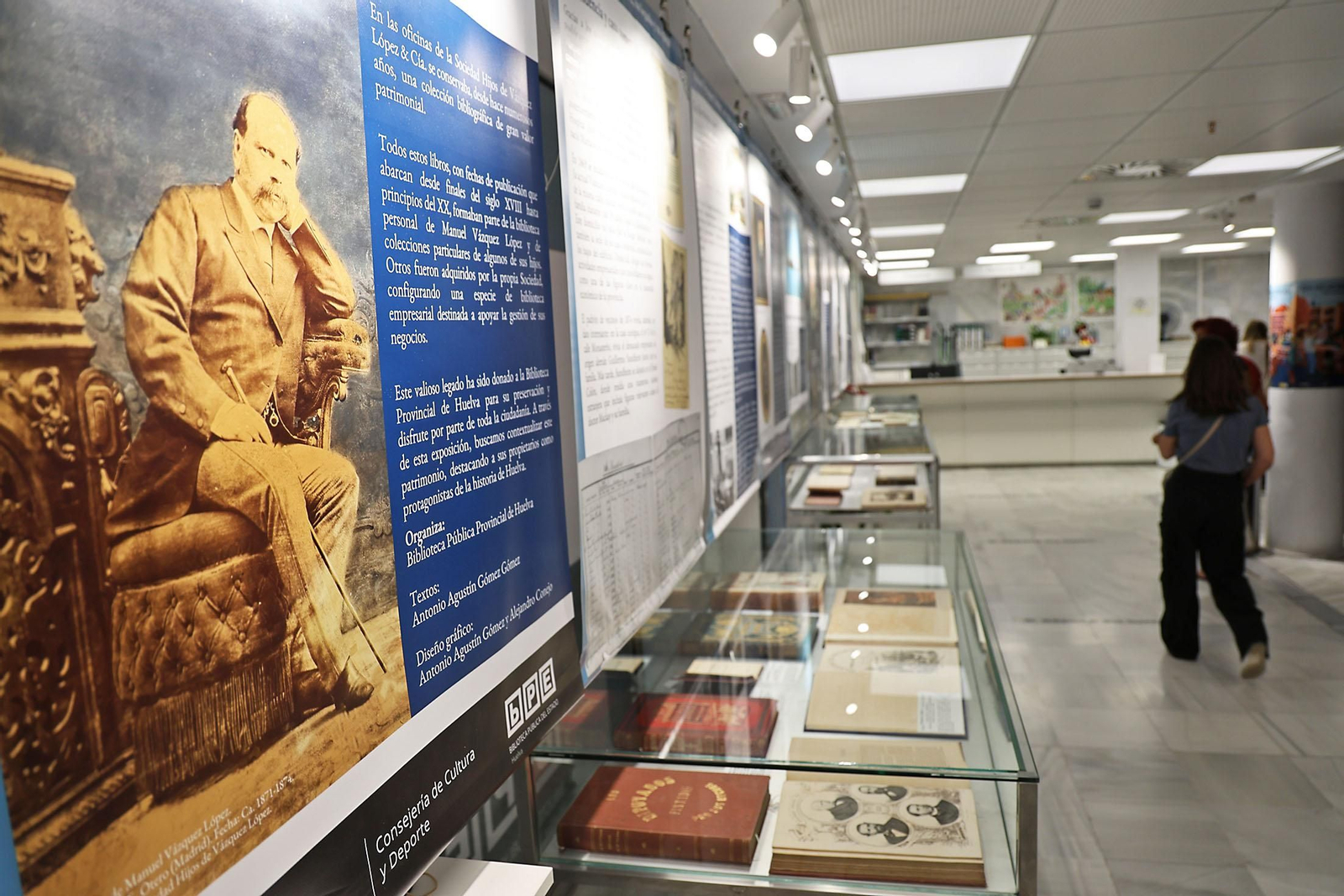 Exposición sobre Vázquez López en el vestíbulo de la Biblioteca