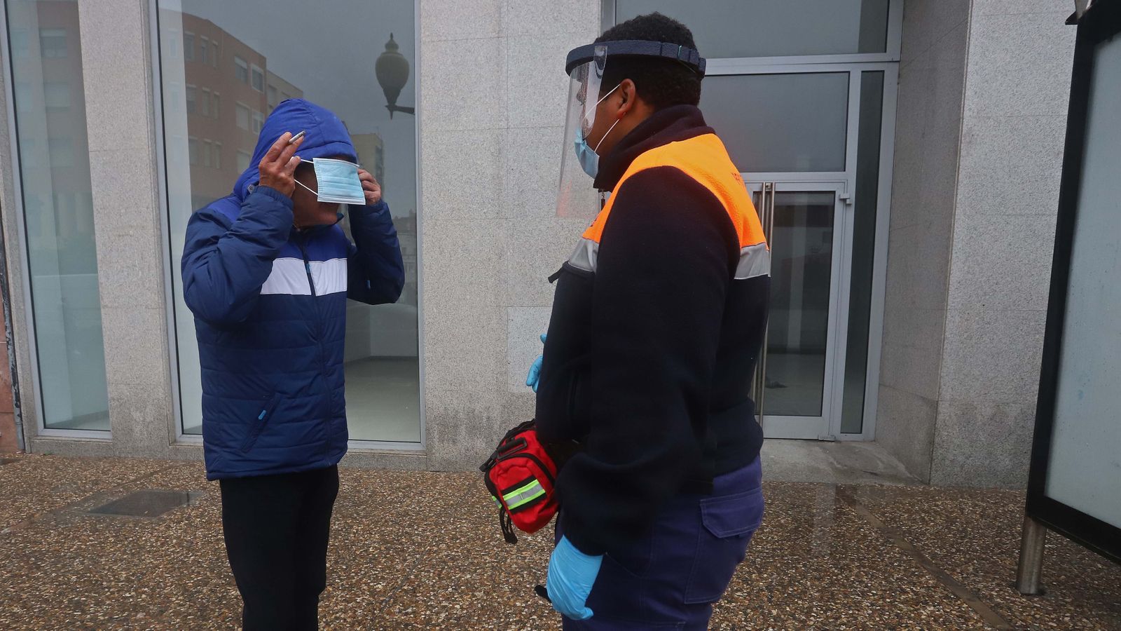 Personal de Protección Civil reparten mascarillas a los usuarios del transporte público en La Línea