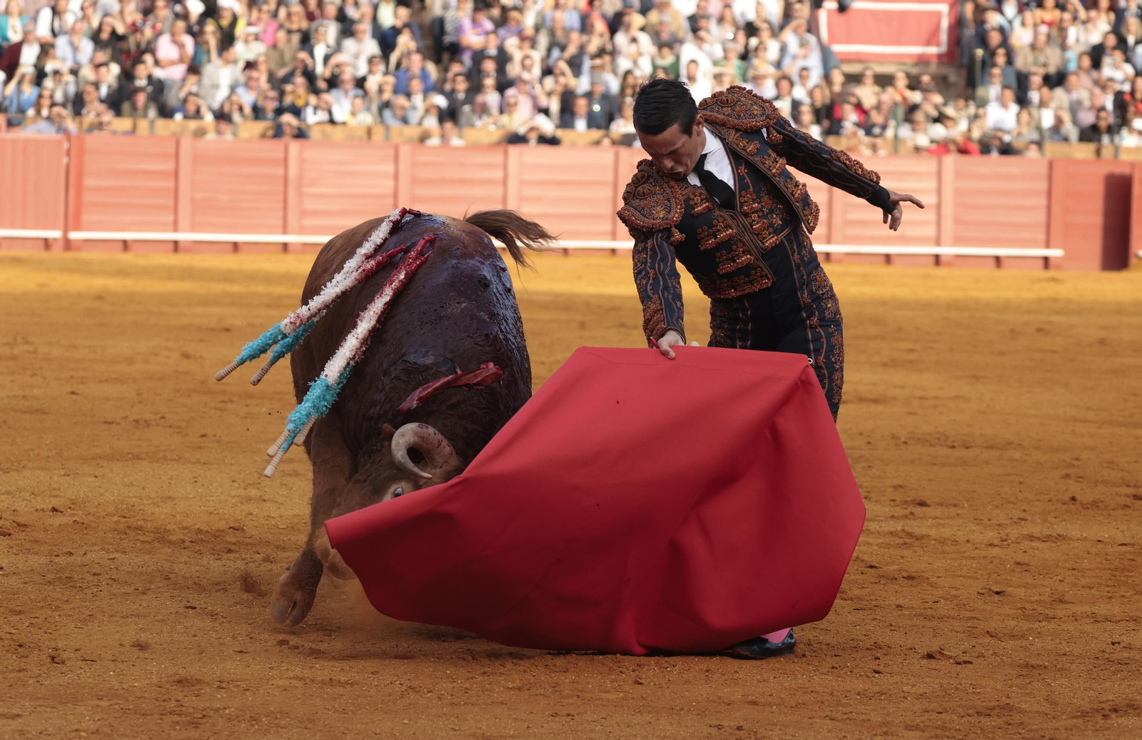 Las imágenes de los toros en Sevilla con Morante de la Puebla, José María Manzanares y Talavante