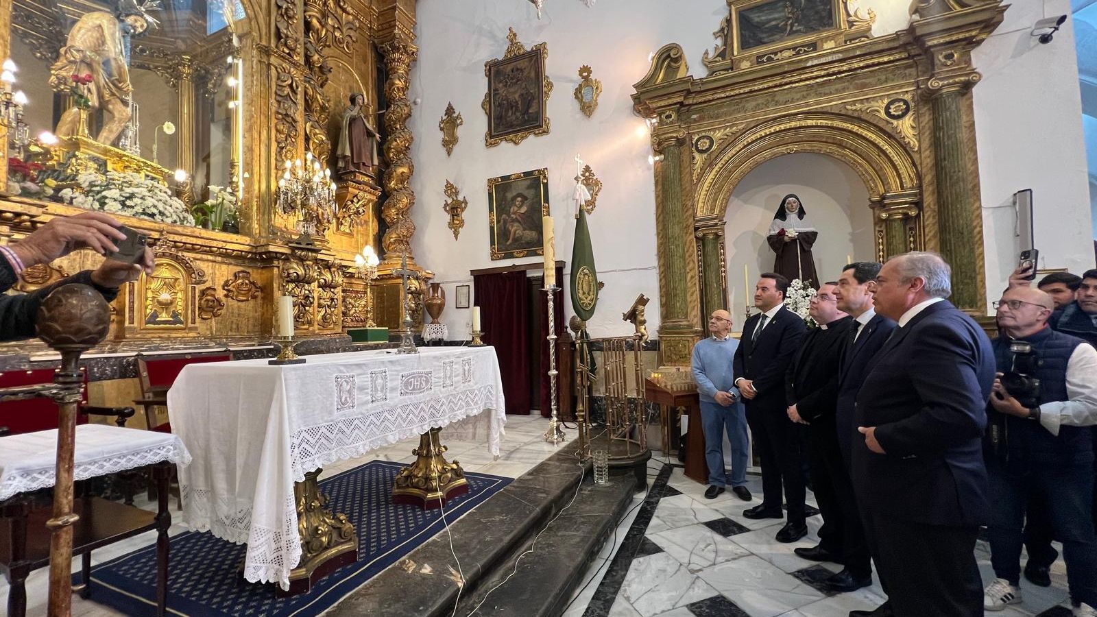 Juanma Moreno, en Priego de Córdoba ante Jesús de la Columna.