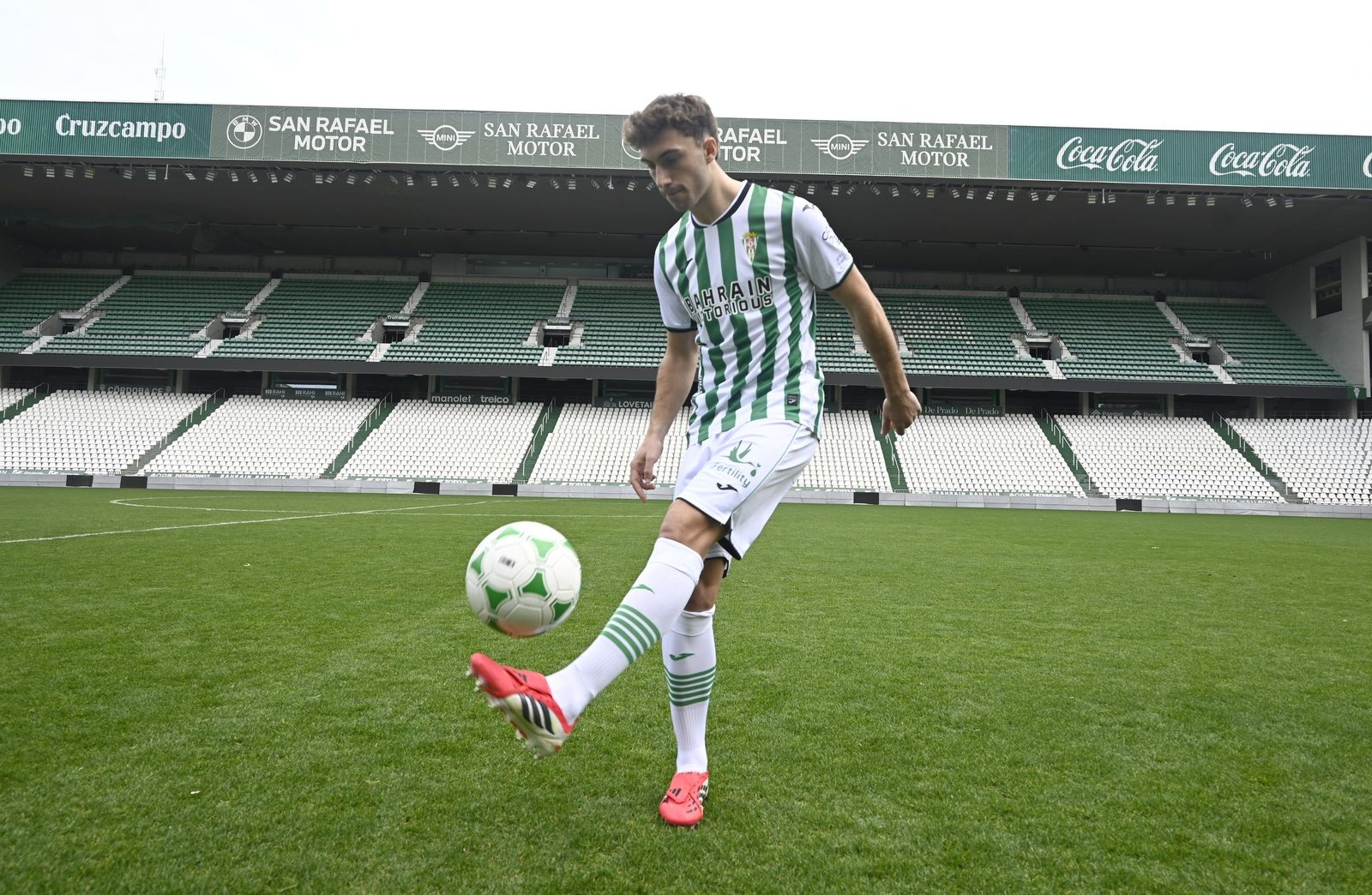 Las fotos de la presentación de Mikel Goti como jugador del Córdoba CF