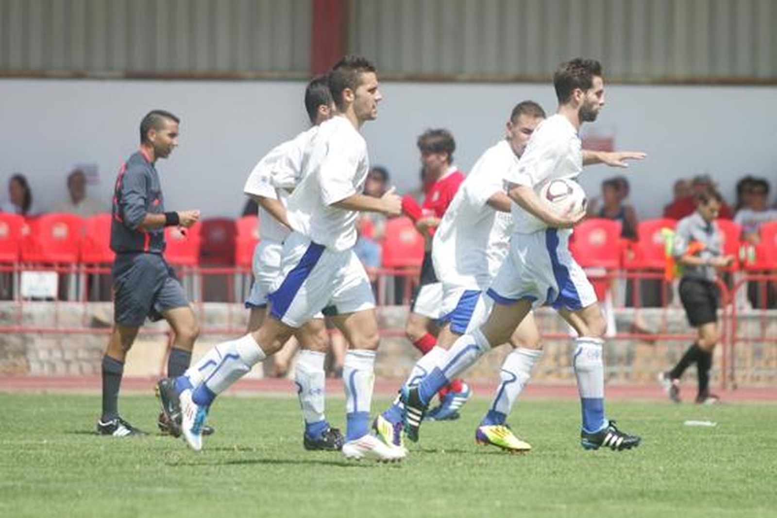 El San Roque desperdicia dos goles de ventaja ante el Pozoblanco y sufre, en su estreno como local, su primera bofetada de la temporada./Fotos: Quiñones

Foto: J.M.Q.