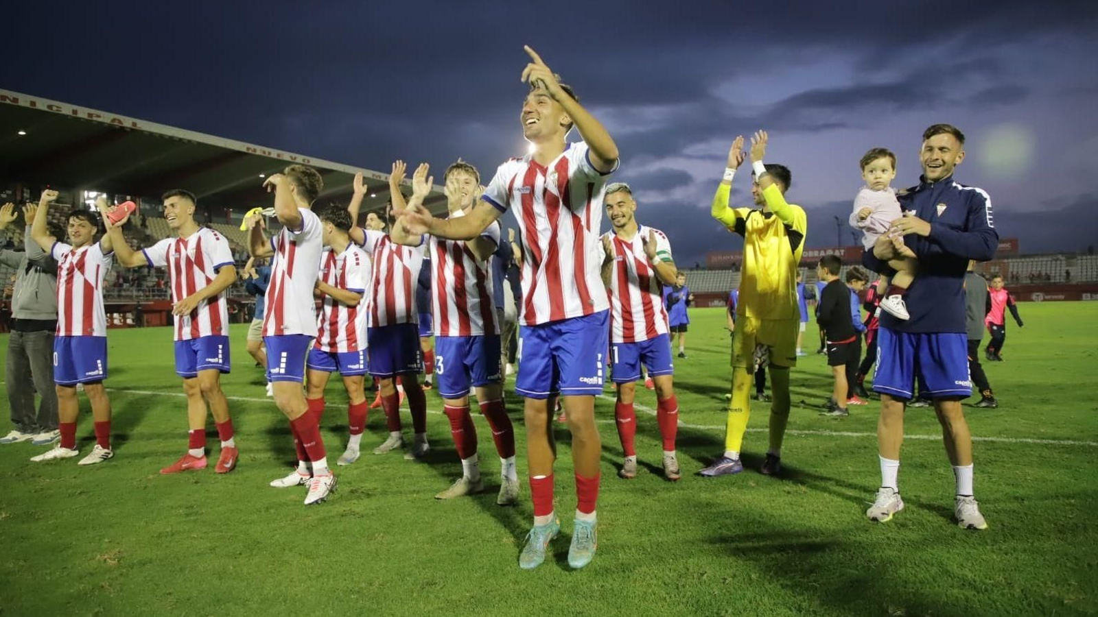 Los jugadores del Algeciras celebran con su afición la victoria ante el Murcia.