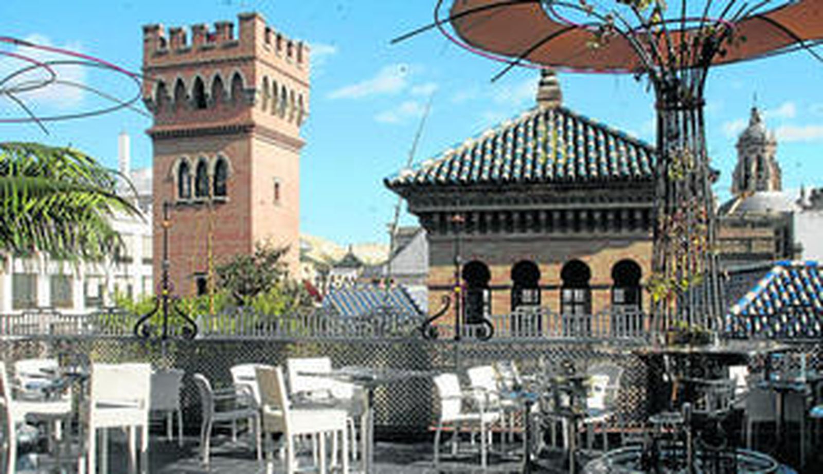 La terraza de Cuna 2 es uno de los tesoros del restaurante, que conserva la distribución original de la casa-palacio que diseñó Aníbal González.