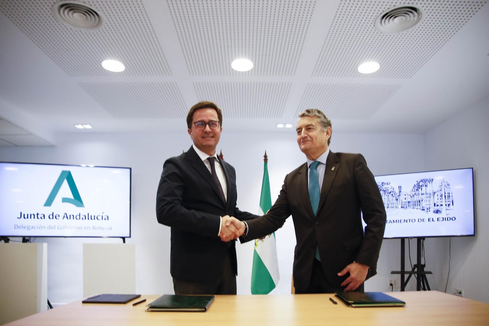 El consejero Antonio Sanz y el alcalde ejidense Francisco Góngora, firman un convenio para la creación de un Centro de Emprendimiento Digital, en imágenes