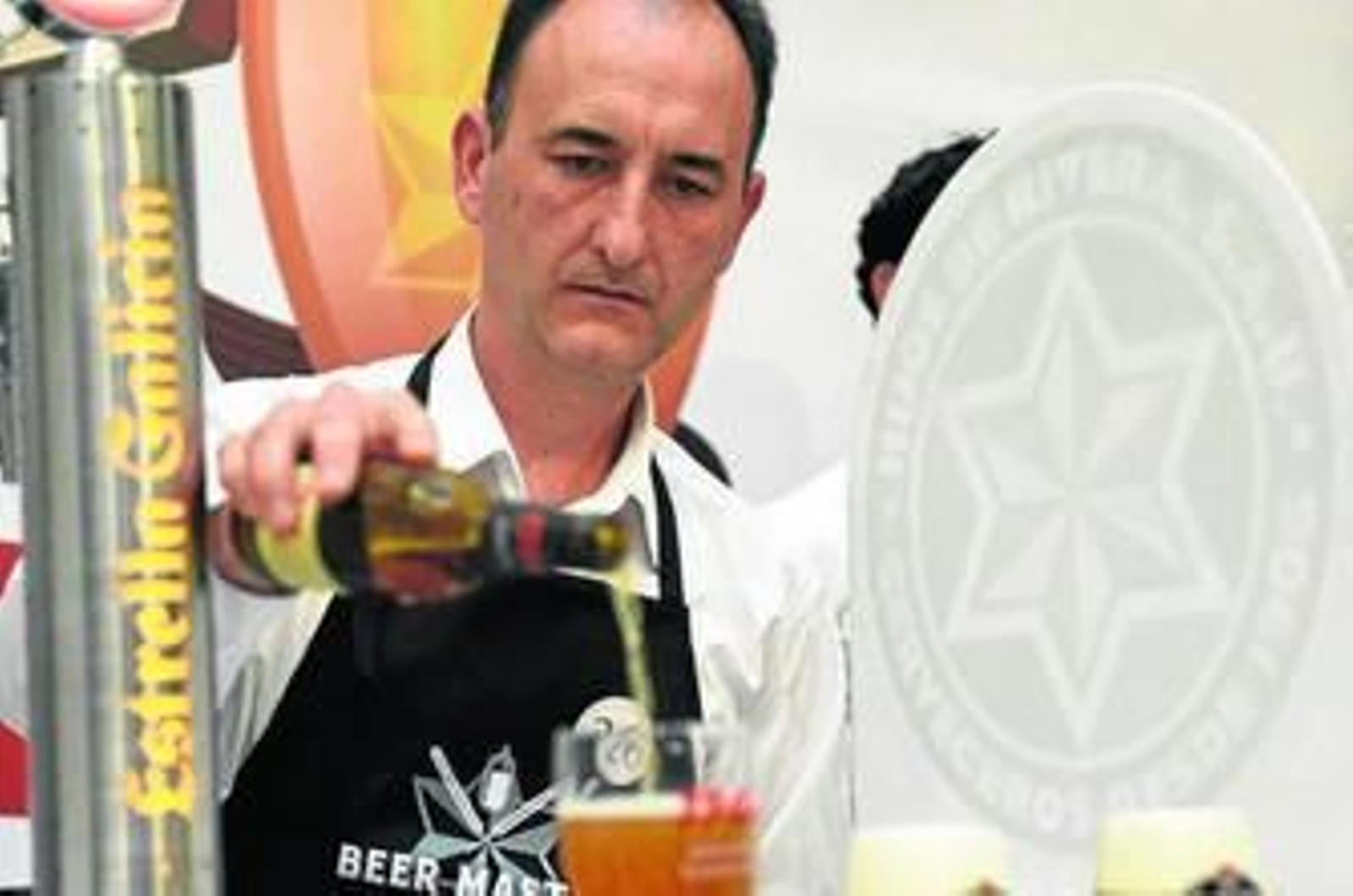 Juan Jesús Ortega, mejor tirador de cerveza de Andalucía, durante uno de los ejercicios.