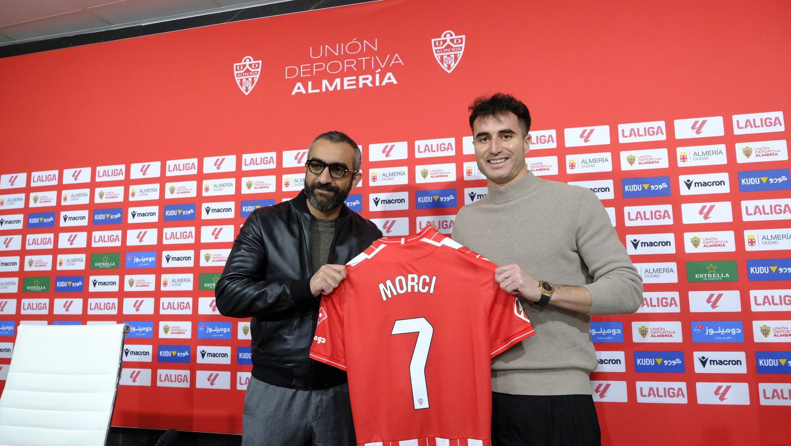 Presentación de Jon Morcillo como nuevo jugador de la U.D. Almería, en fotos