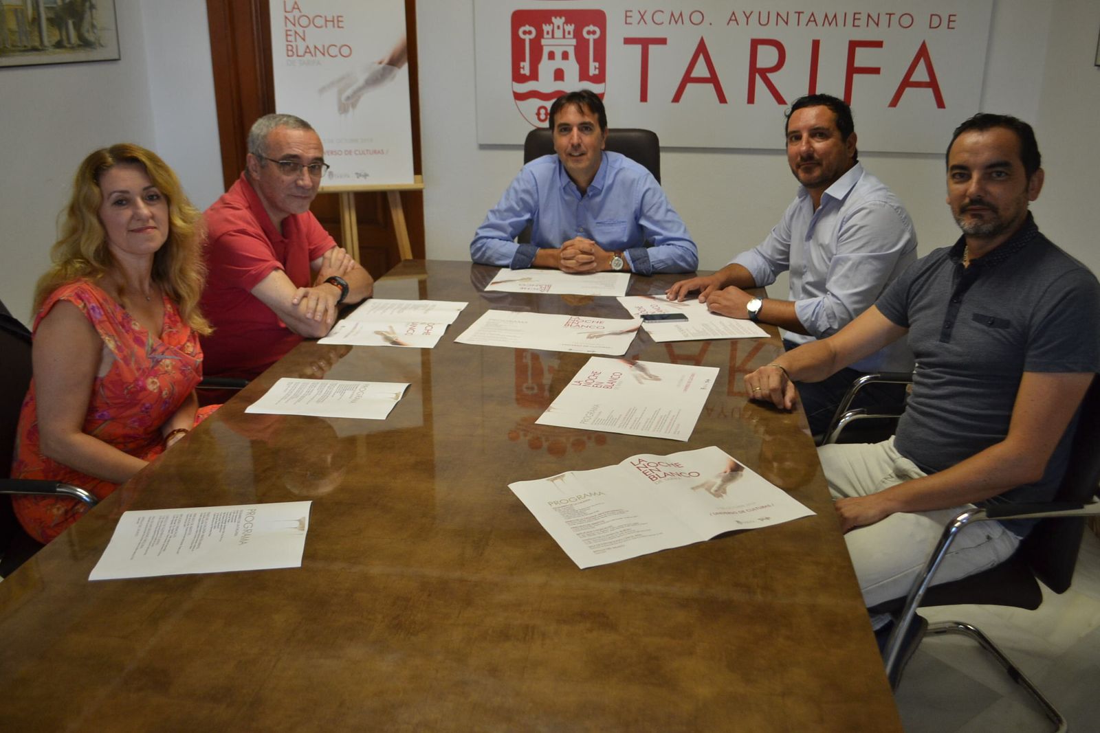 El alcalde de Tarifa, en el centro, en la presentación de la Noche en Blanco
