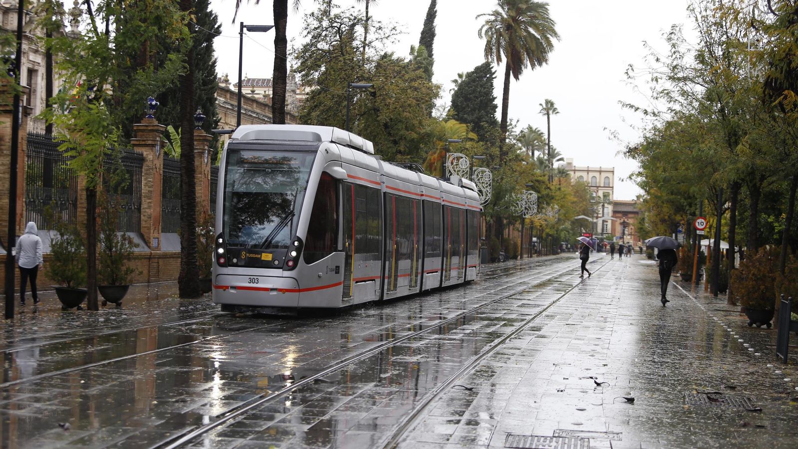 El tranvía a su paso por la calle San Fernando.