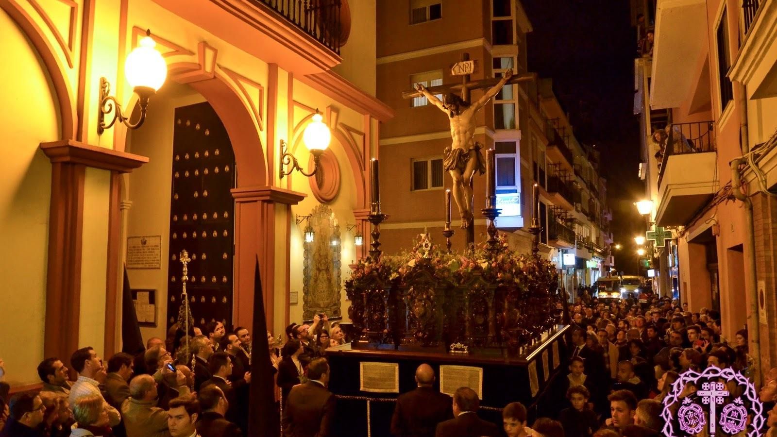 La Hermandad de Pasión y Muerte a su paso por Triana.