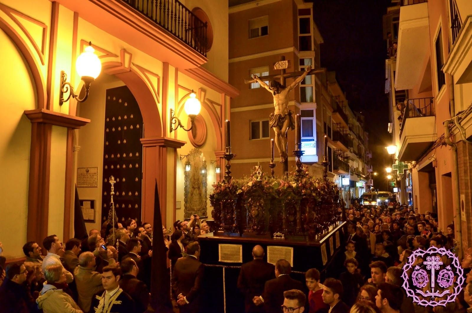 La Hermandad de Pasión y Muerte a su paso por Triana.