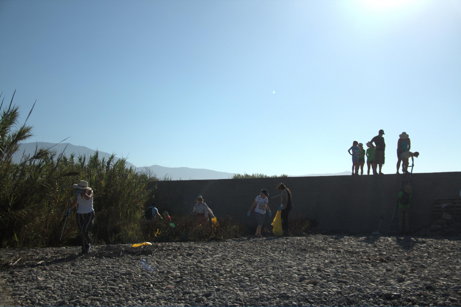 Así ha sido la jornada de limpieza de la desembocadura del río Guadalfeo en Salobreña