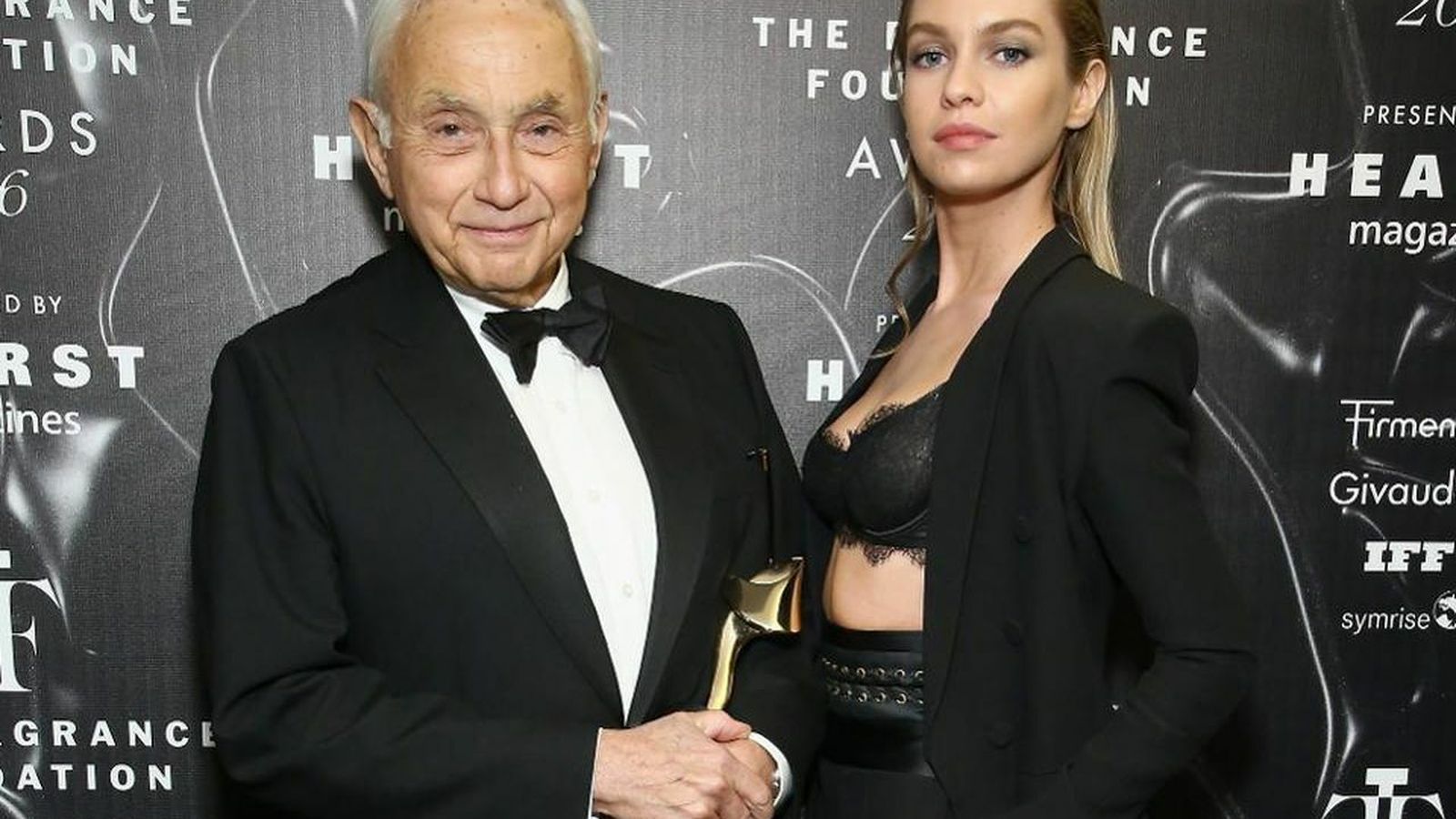 Leslie Wexner, fundador de la firma Victoria's Secret, con una de sus modelos.