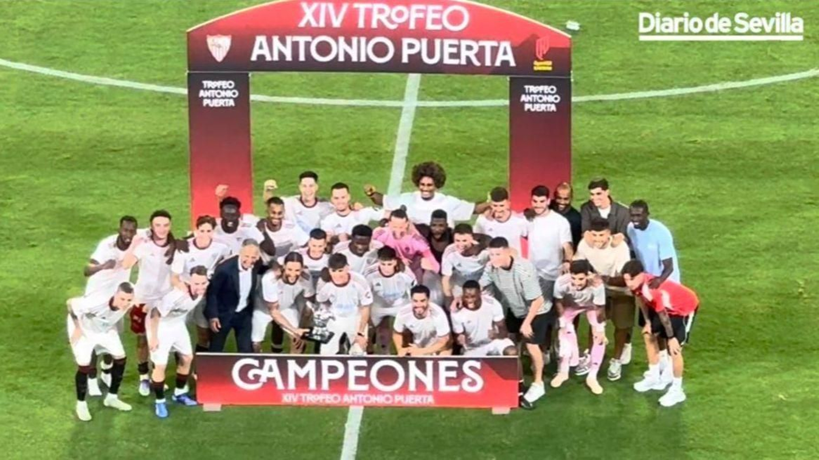 Los jugadores del Sevilla posan con el Trofeo Antonio Puerta
