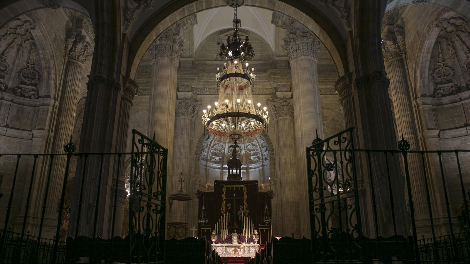 El interior de la iglesia durante una misa en la pandemia.