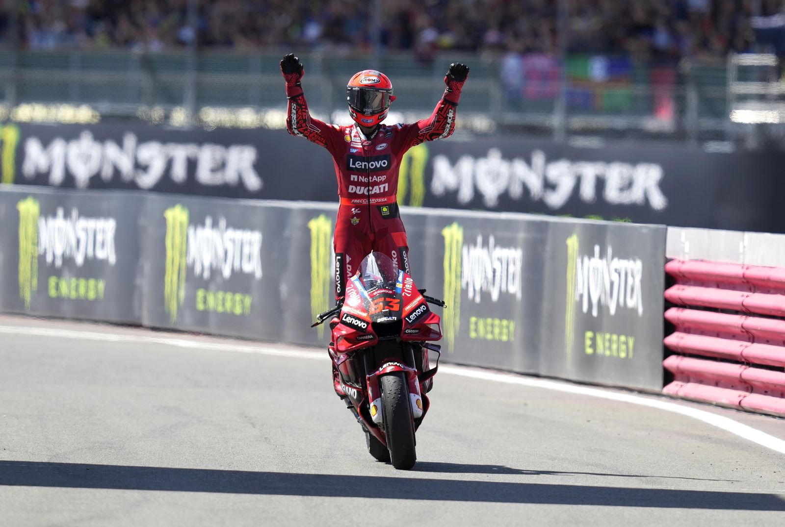 Bagnaia celebra el triunfo en el Gran Premio de Gran Bretaña.