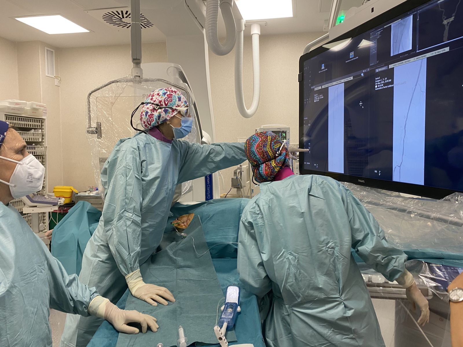 Varias mujeres trabajando en un quirófano.