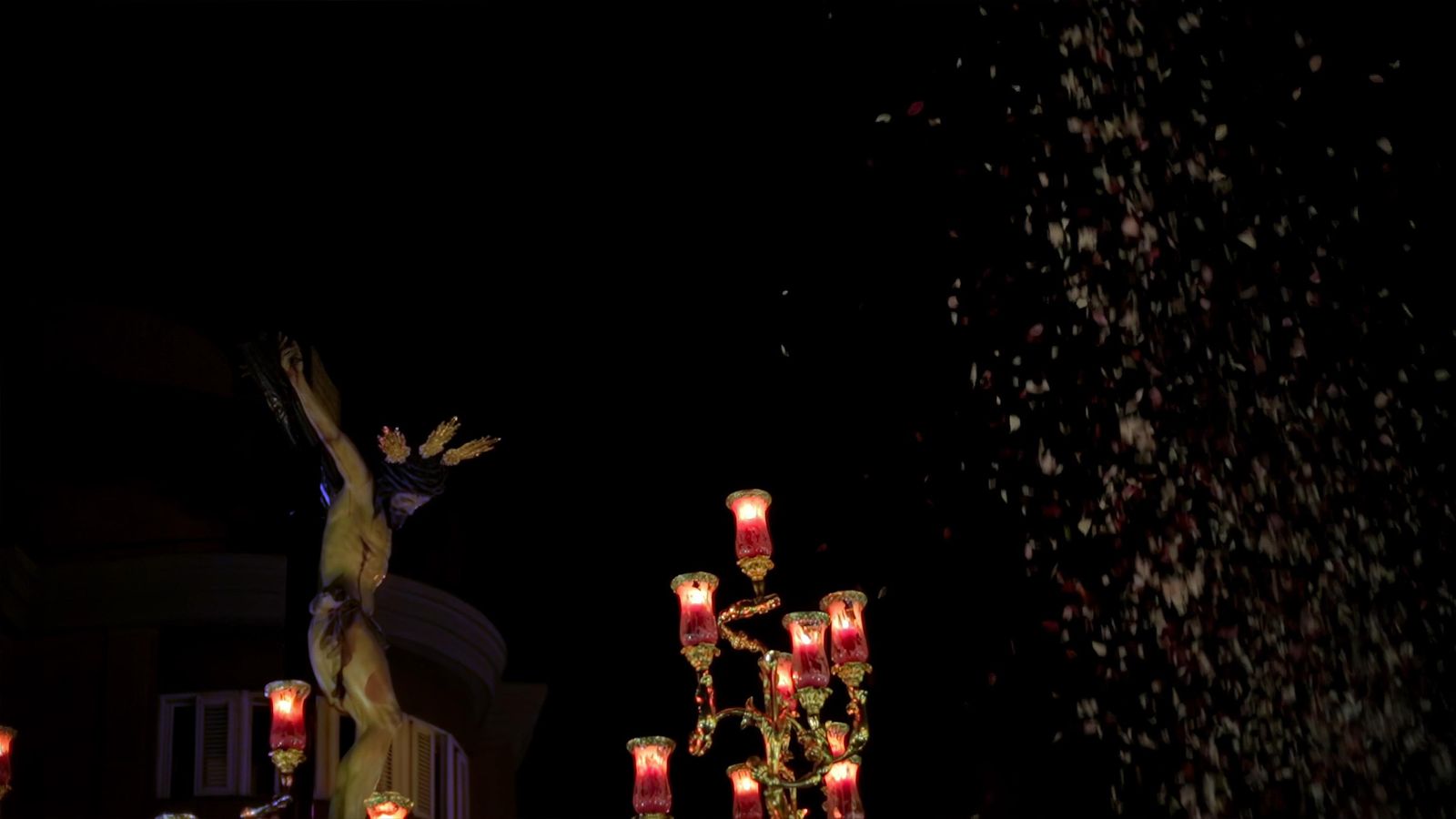 La lluvia de flores de los Bomberos al Cristo de la Salud de San Bernardo.