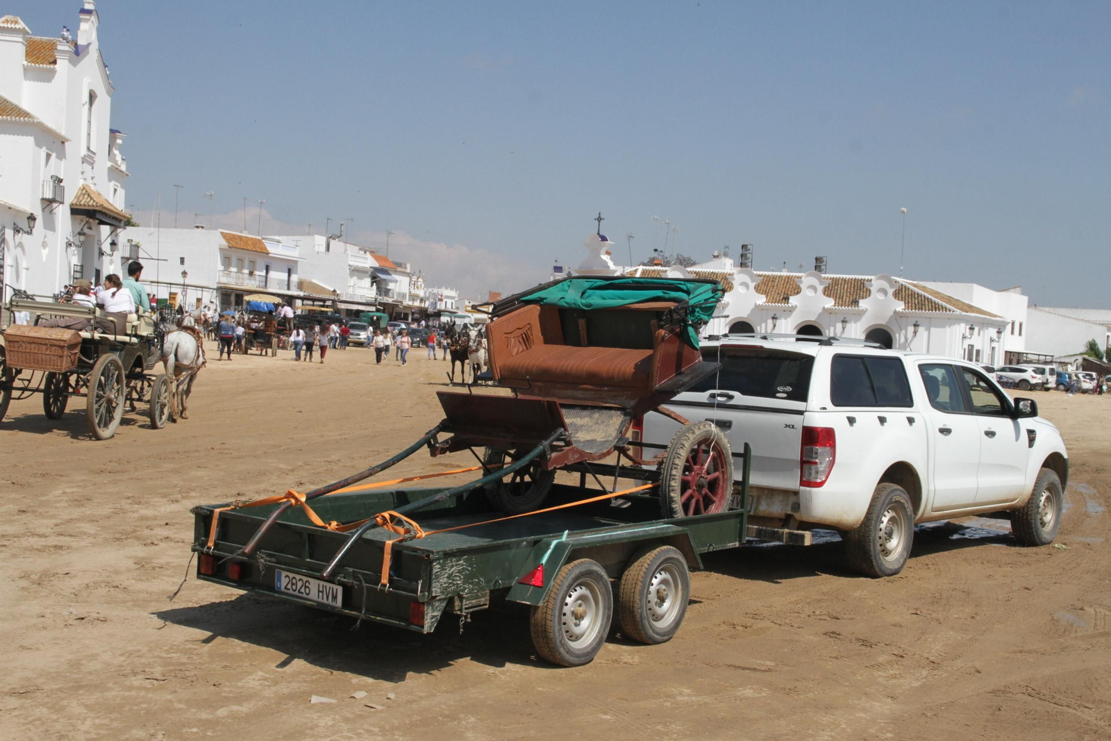 Los romeros emprenden el camino de vuelta a su lugar de origen tras la romería.